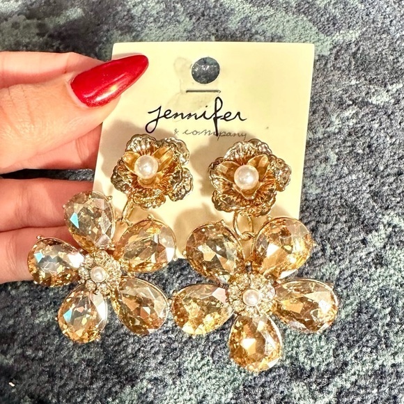 NWT oversized gold dangly flower earrings with pearls - Picture 5 of 10